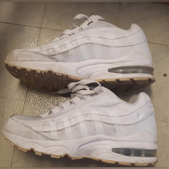 White Nike AirmaxModel: 905348-104 Size: 5Y US - Picture 3 of 5